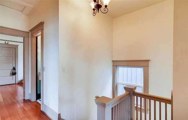 Building Photo - 1017 Taylor Ave N