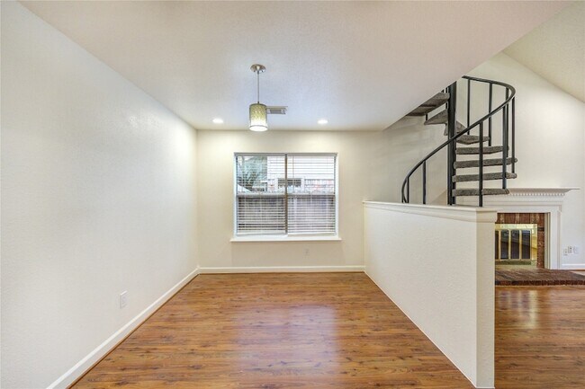 Building Photo - 16830 Scenic Gardens Dr