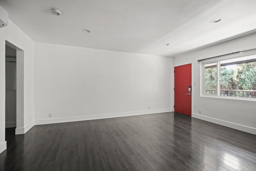 Building Photo - 1321 W 36th Pl