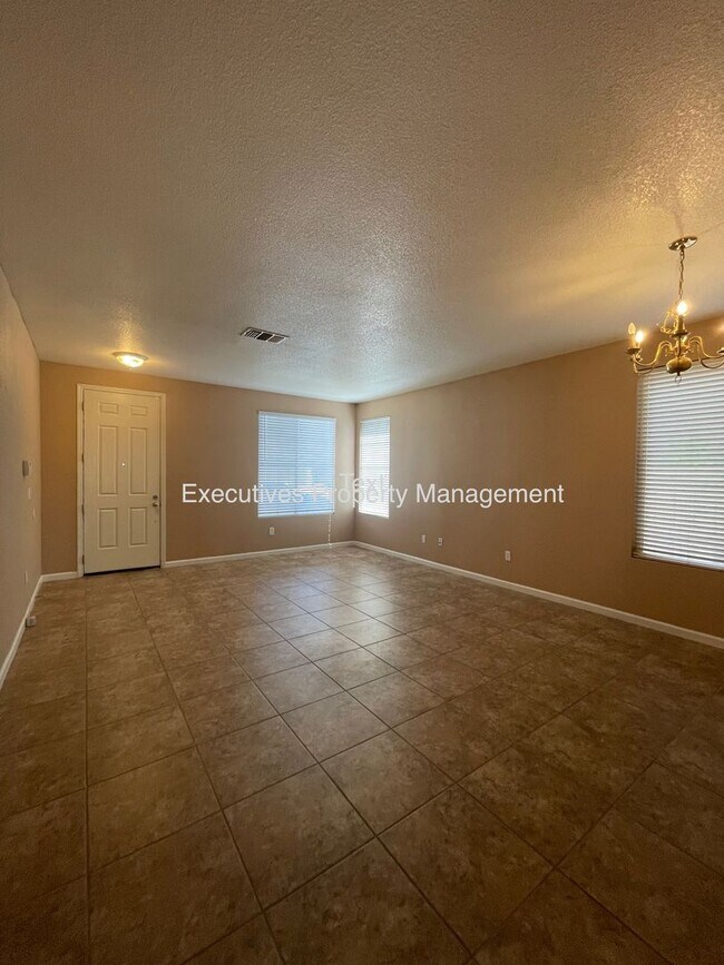 Building Photo - Available Now || 565 Peach Dr Chowchilla