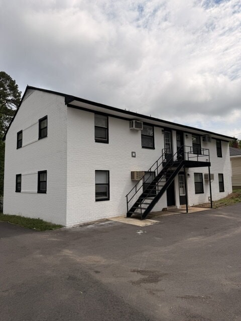 Building Photo - " 2-Bedroom Retreat on Conley Street – Your Cozy Home Awaits in Winston Salem!"