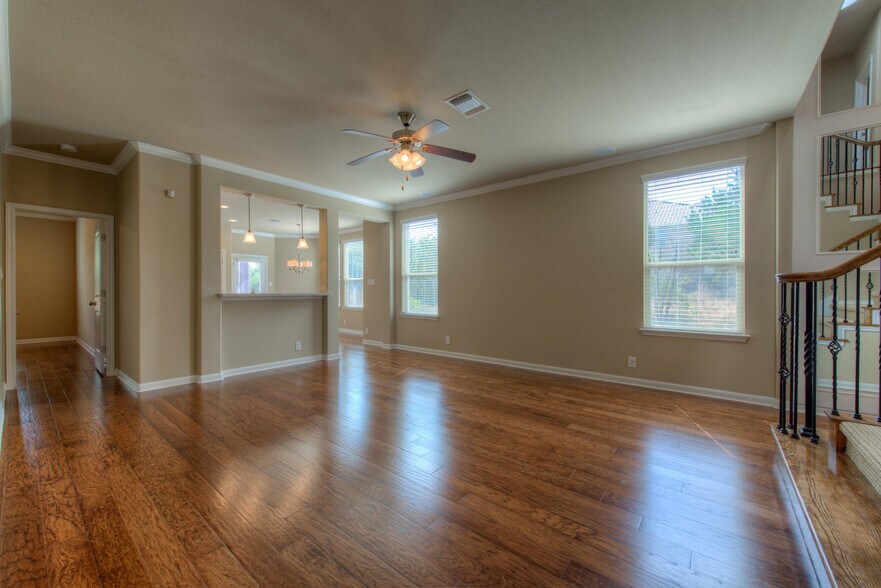 Building Photo - 405 S Meadowlark St