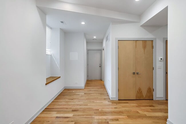 Building Photo - 323 E 44th St