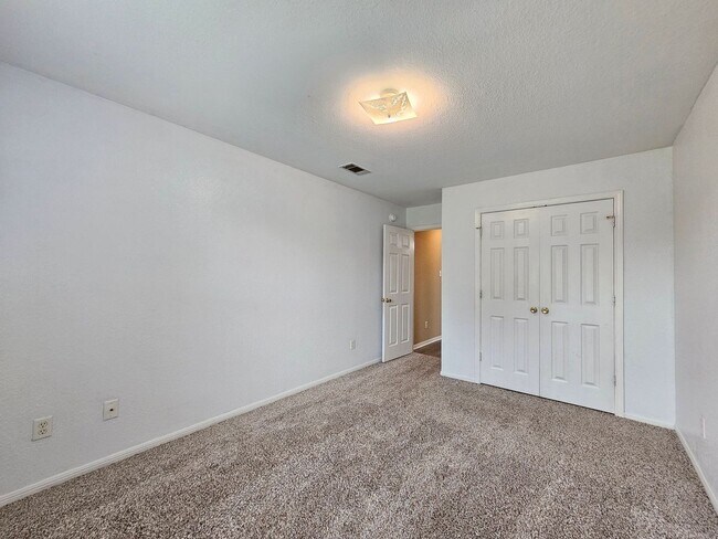Building Photo - REDUCED RENT - AMAZING RENT SPECIAL & MOVE IN READY!