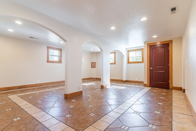 Building Photo - 3-bedroom 2 bath House $2,495