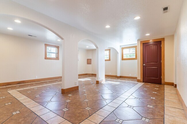 Building Photo - 3-bedroom 2-bath House SW Albany $2,395