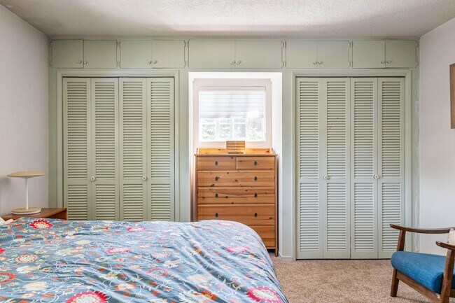 Building Photo - Charming 3-bdrm/2-bath Mid-Century ranch—A...