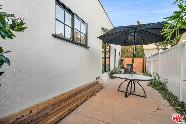 Building Photo - 653 N W Knoll Dr