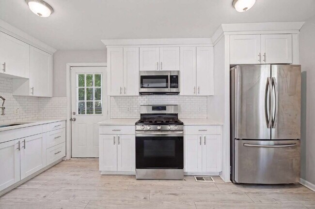 Building Photo - Modern 2 bed 1 bath home with fenced yard in Hampton