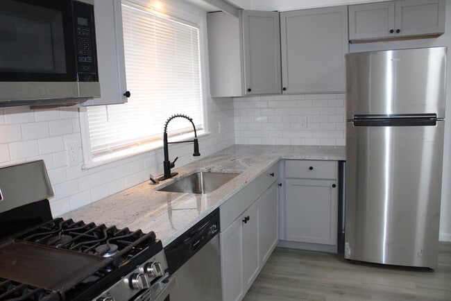Building Photo - Newly rehabbed 3 bed - 2 full bath in Glad...