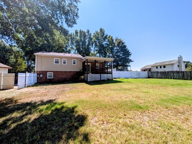 Building Photo - 1004 Renee Dr