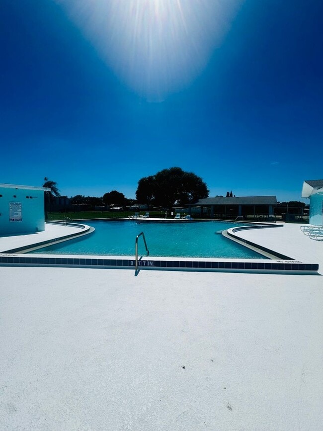 Building Photo - Welcome to your Florida retirement dream in desirable Hollywood Estates.
