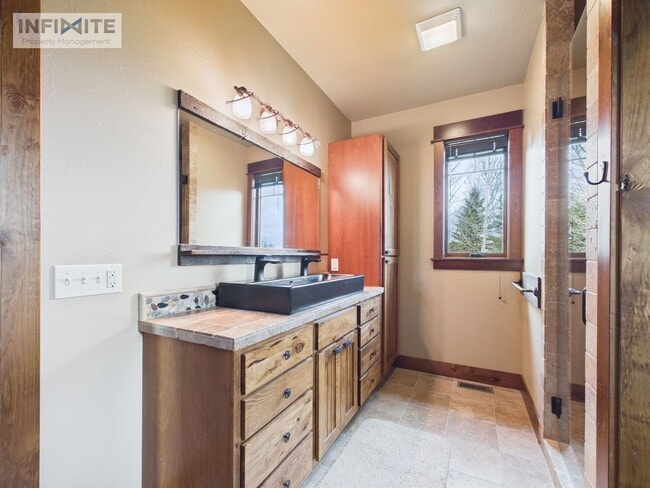 Building Photo - Stunner on Springhill