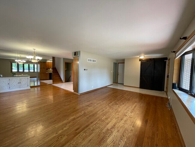 Building Photo - 5S509 Campbell Dr