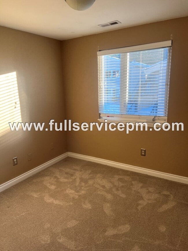 Building Photo - Large condo w/ sauna