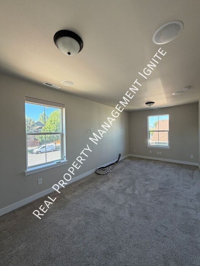 Building Photo - 2713 NE Black Oak Pl