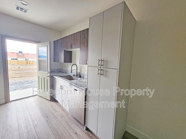 Building Photo - 1340 Arrowhead St