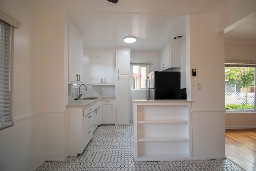 Building Photo - 823 Orange Grv Ave