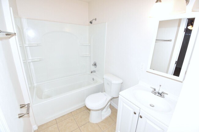 Building Photo - Charming 3/1 House