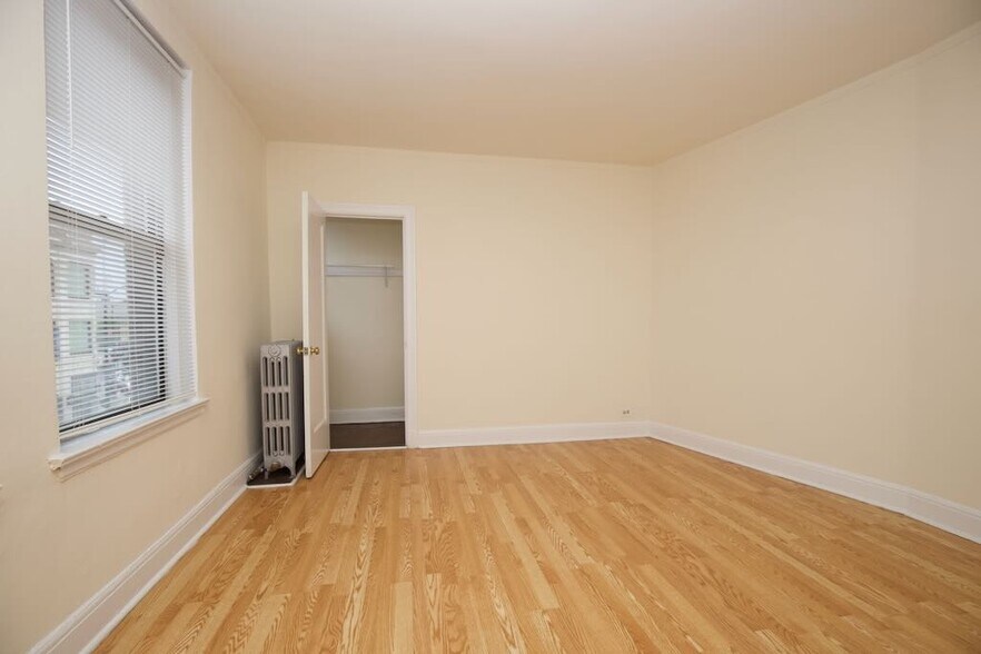 Building Photo - 3335 W Diversey Ave