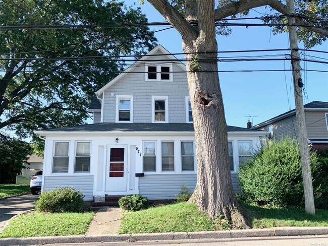 Primary Photo - 571 Mineola Ave