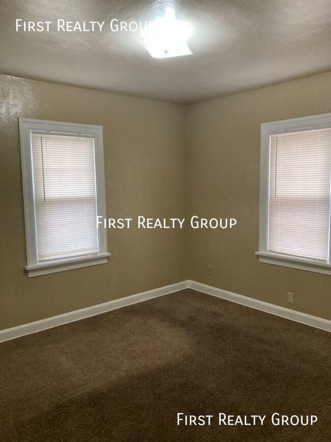 Building Photo - 2926 Catalpa Dr.