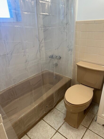 Full Bath - 95 Colin St