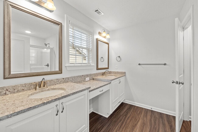 Building Photo - 597 Vinings Dr