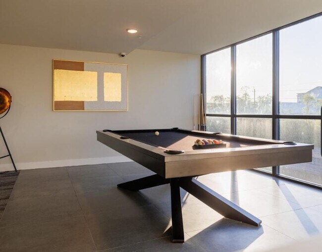 Building Photo - 671 Ave E