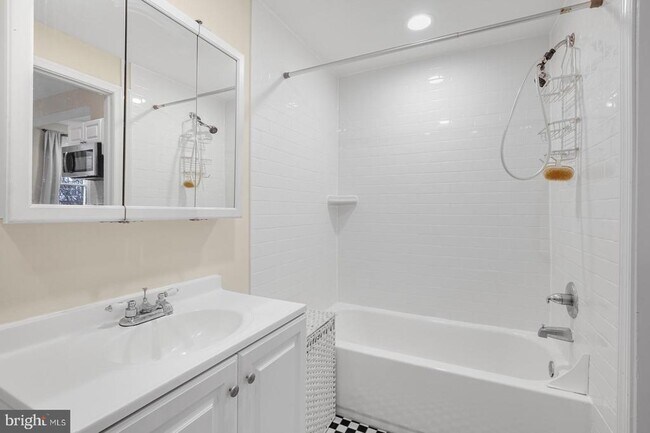 Building Photo - 618 N 40th St