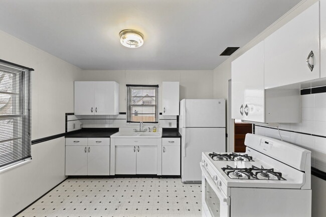 Building Photo - 3016 N Arlington Ave