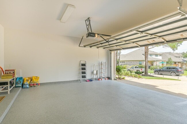 Building Photo - 6 S Wheatleigh Dr