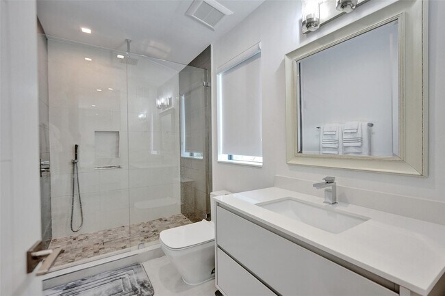 Building Photo - 1111 SE 9th Ave