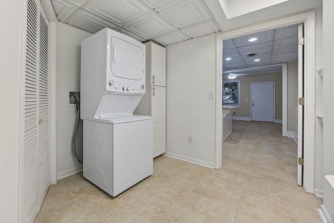 Building Photo - 2132 Dunwoody Glen