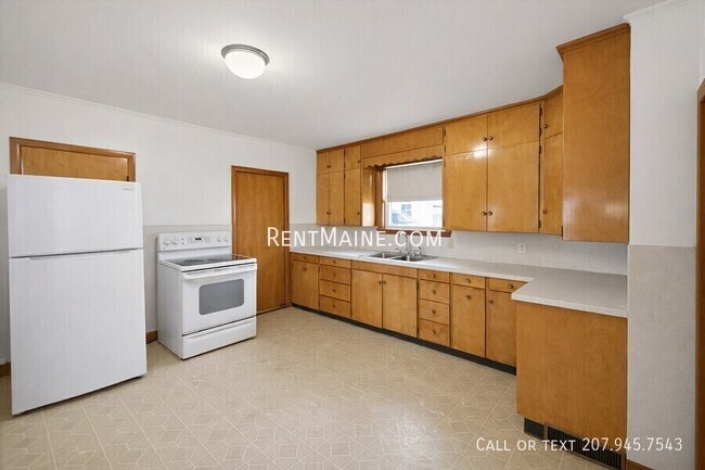 Building Photo - 445 Main St