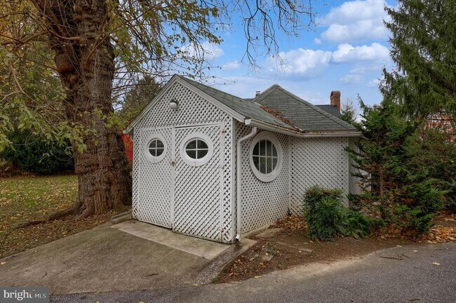 Building Photo - 226 E Caracas Ave