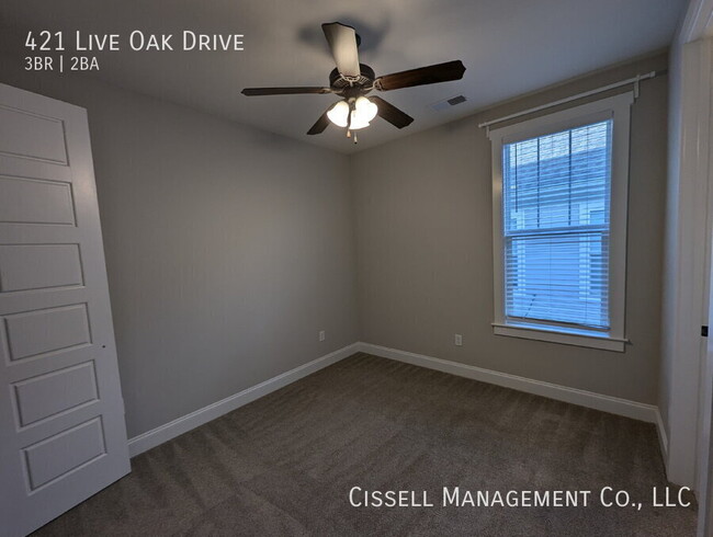 Building Photo - 421 Live Oak Dr
