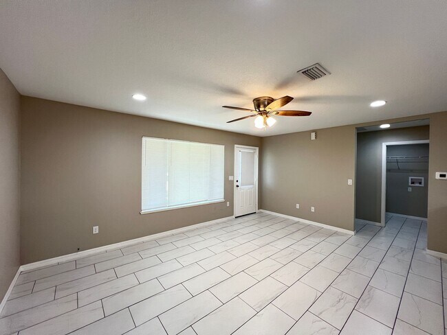 Building Photo - INCREDIBLE 3 Bedroom, 2 Bathroom Home In Ocklawaha!!