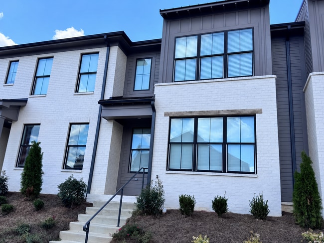 Building Photo - 613 Miramar Ln