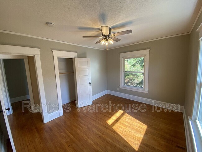 Building Photo - 1622 E 8th St