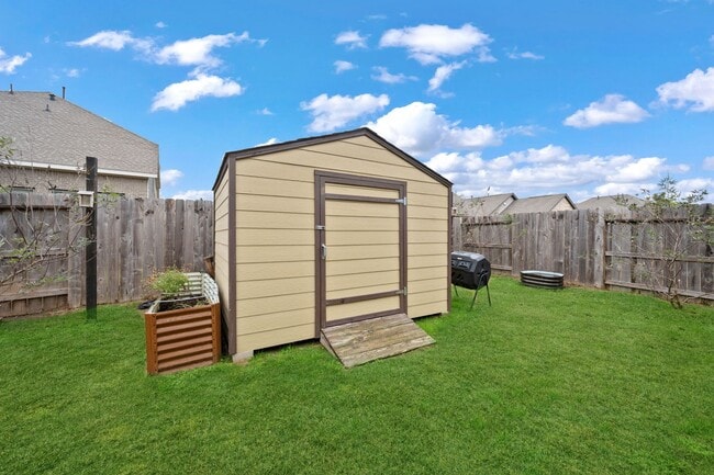 Building Photo - 16323 Apache Wds Wy