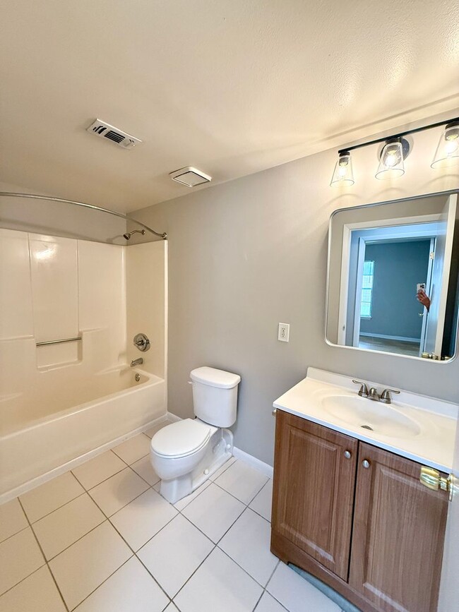 Building Photo - Cute 3/2 Townhome in Winter Park - close t...