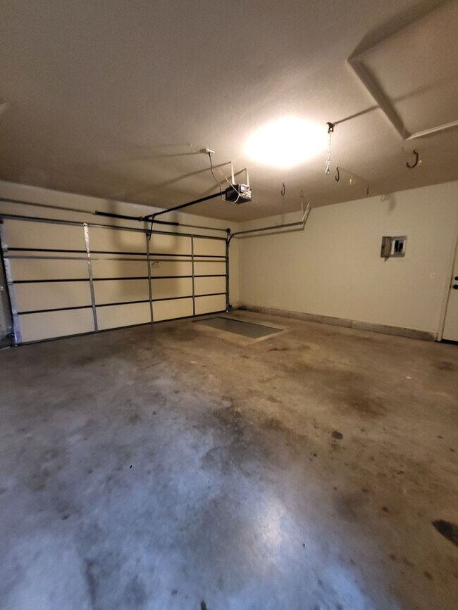 Building Photo - (3) Bed/(2) Bath + Study/Office in NW Norman! Storm Shelter! Neighborhood Pool!