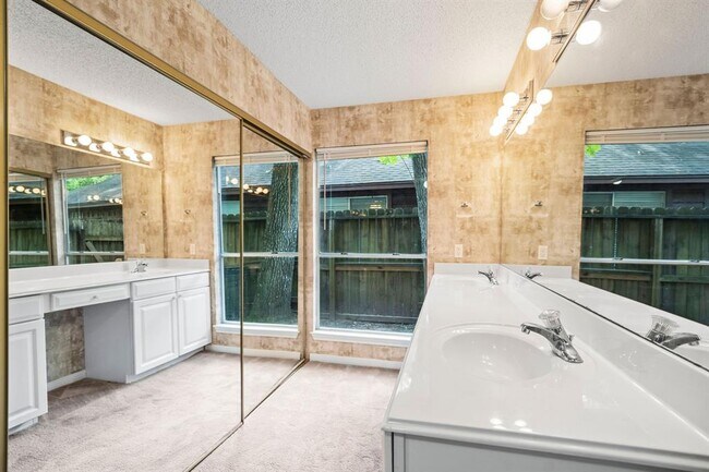 Building Photo - 22 S Rain Forest Ct