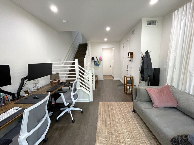 Building Photo - 14107 W Monroe Pl