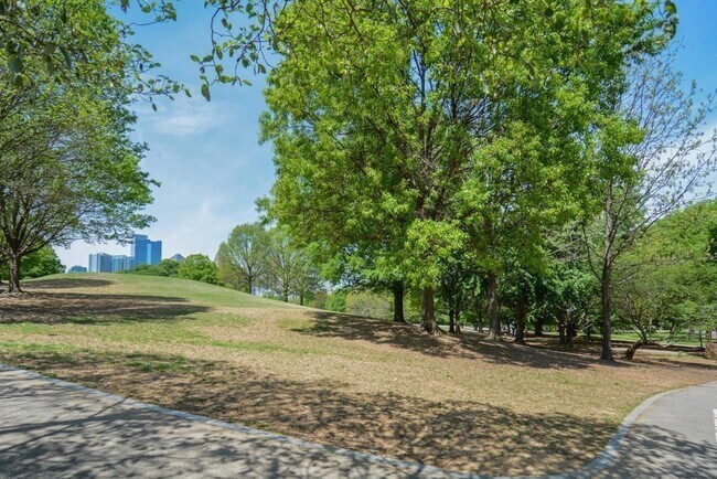 Building Photo - 1 S Prado NE