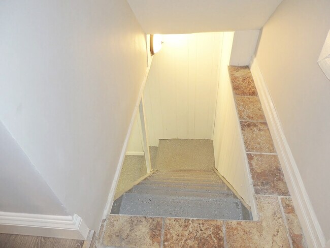 Building Photo - Completely Renovated 5 Bedroom - 1.5 Bath ...
