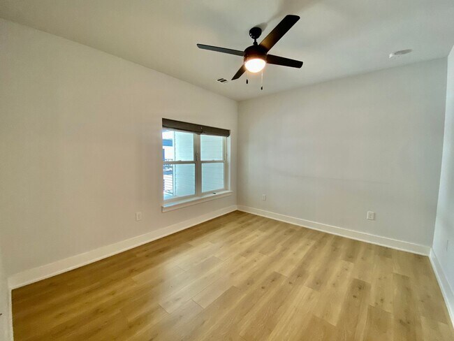Building Photo - Stylish 3 Bedrooms 2 Bathrooms with Top-Tier Amenities Condo in East Austin!!!