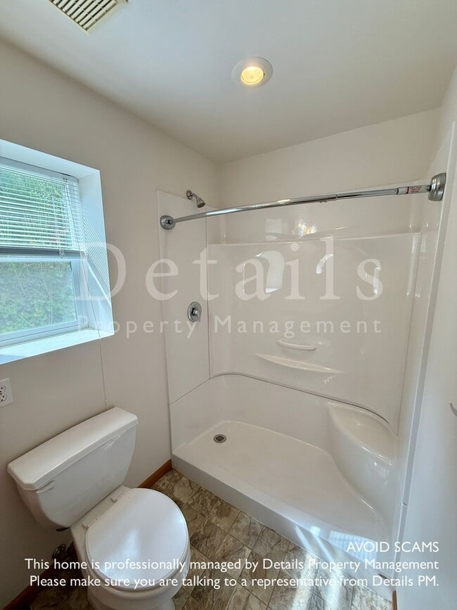 Building Photo - Nice Open Rambler in Secluded Central Kits...
