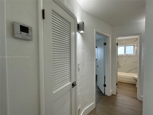 Building Photo - 913 NE 17th St